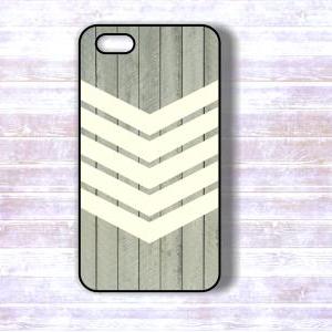 Iphone 5 Cases White Geometric Stripes On Wood..